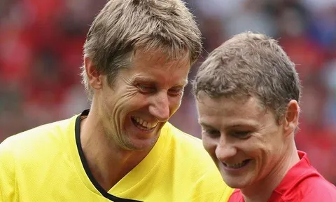 Vì Onana, Van der Sar phũ với sao M.U