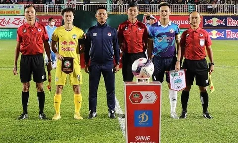 Án phạt cho trọng tài trận HAGL - Bình Định; Thầy Park gặp Kiatisak