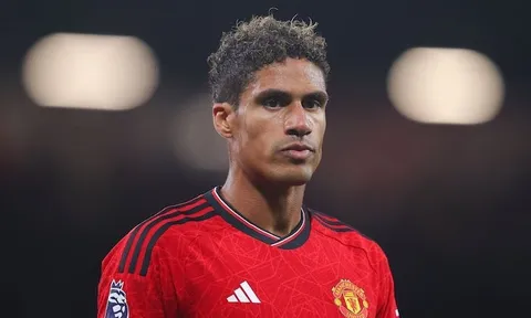 M.U đón cú sốc Varane