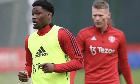 XONG! M.U bán đứt 'Ferdinand 2.0' cho tân binh Premier League