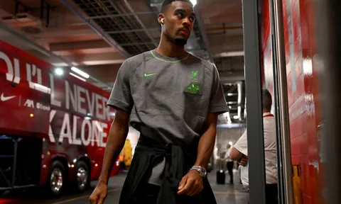 Lý do Gravenberch phải theo dõi trận gặp Aston Villa từ khán đài