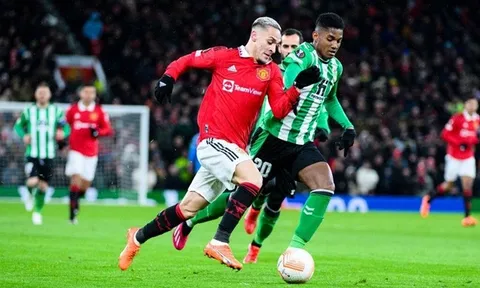 Berbatov khuyên sao MU loại bỏ hành động dư thừa