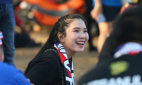 Fan nữ Thái Lan khoe sắc trước chung kết AFF Cup 2022