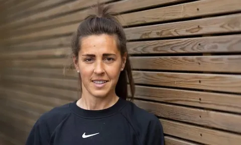 Fara Williams: Từ cô gái vô gia cư cho đến nữ huyền thoại bóng đá Anh