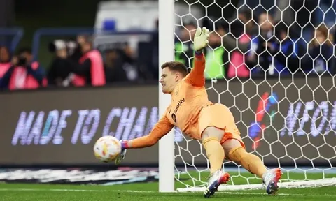 Fati thán phục người hùng của Barca