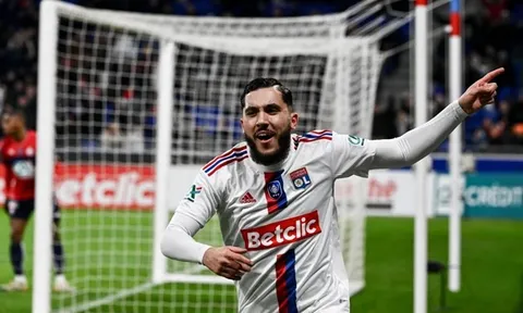 Olympique Lyon chốt giá bán Rayan Cherki vào tháng 1