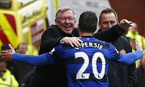 Ferdinand: “Van Persie gần rơi nước mắt vì Ferguson”