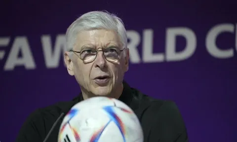 "Arsene Wenger đã bị tẩy não"