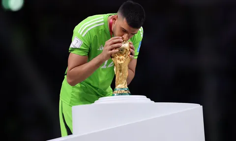 Here we go! Nhà vô địch World Cup gia nhập Ajax