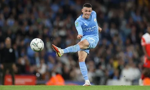 Phil Foden khiến James Milner phải về nhà bằng xe cấp cứu