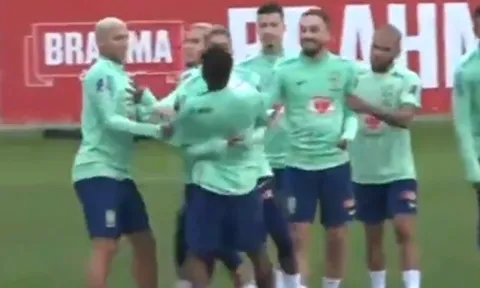 Dàn sao Brazil ỷ đông 'tấn công' Fred