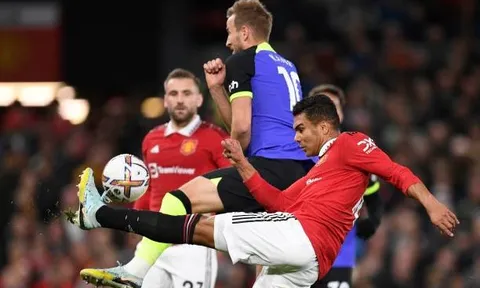 Fred chuyền bóng như hack; Casemiro suýt hóa 'tội đồ'