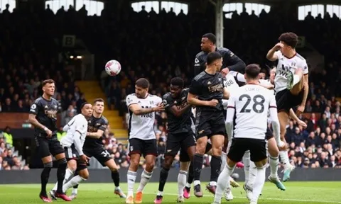 "Arsenal đang xé nát Fulham"