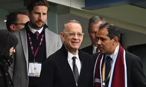Tom Hanks đến sân cổ vũ trận Aston Villa - Arsenal
