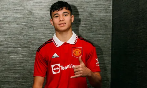 Tân binh chính thức ra mắt Man Utd
