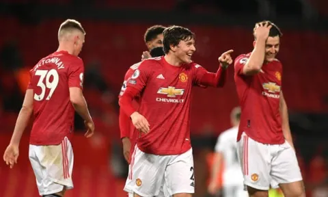 Gạch tên Maguire, Gary Neville chỉ ra thủ lĩnh đích thực của Man Utd