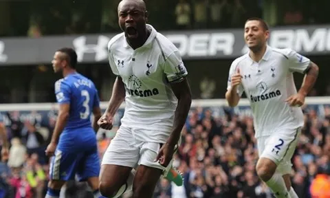 Huyền thoại Arsenal gặp tình huống tương tự Ronaldo