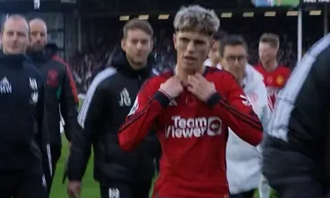 Fan M.U bối rối vì hành động của Garnacho với fan Fulham