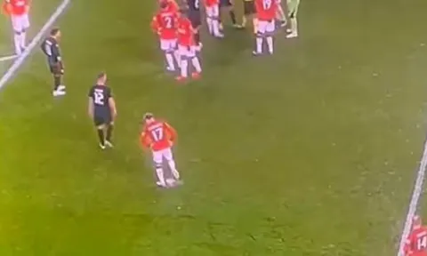 Garnacho phá nát chấm phạt đền tạo điều kiện cho Onana cản phá quả penalty