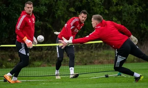 Garnacho trổ tài Panenka; Nụ cười tươi rói của Van de Beek