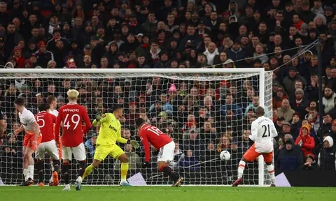 Garnacho 'vẽ cầu vồng', Man United ngược dòng hạ West Ham