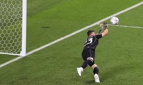 Gary Neville: 'De Gea sẽ không để rơi vào tình huống đó'