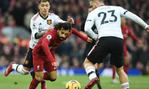 Gary Neville: "Một mớ hỗn độn"