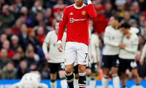 Gary Neville: "Ronaldo không thể pressing"