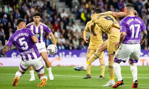 Gây sốc trước Barca, Valladolid thoát khỏi nhóm 'cầm đèn đỏ'