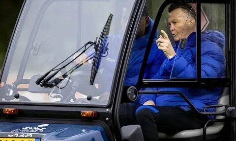 Gãy xương vì ngã xe đạp, Van Gaal ngồi xe golf chỉ đạo học trò
