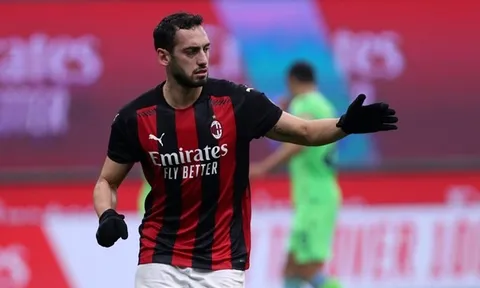 XONG! Man Utd nhận thông điệp về "vua sút phạt" từ AC Milan