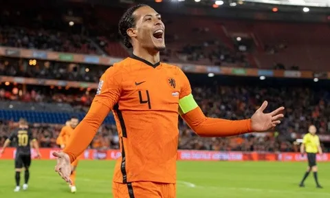 "Van Dijk thi đấu không bình thường"