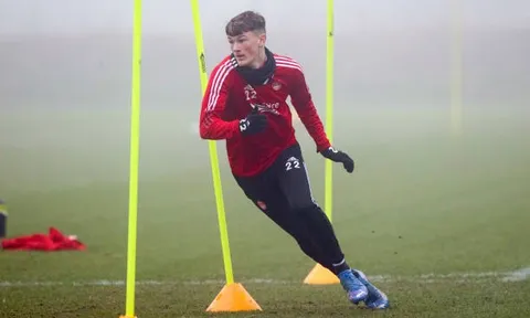 Calvin Ramsay ghi bàn đầu tiên cho Liverpool