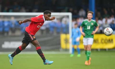 Cầu thủ 17 tuổi ký HĐ đầu tiên với Man Utd