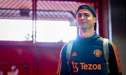 Phản ứng của cả đội Man Utd khi Ronaldo gây rối