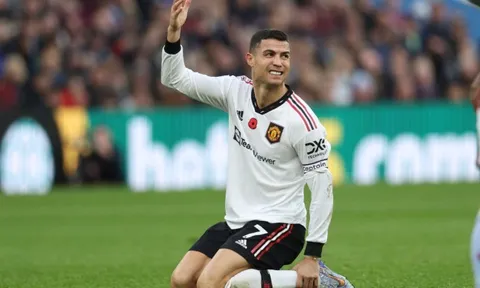 Gary Neville giễu cợt Ronaldo và Piers Morgan