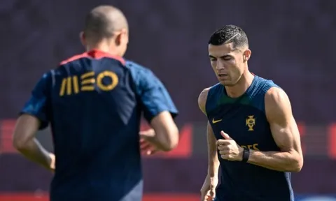 Ronaldo 'giằng xé' giữa 2 bến đỗ, có thể đối đầu Man Utd
