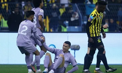 Al Nassr bị loại, CĐV hô vang tên Messi sỉ nhục Ronaldo