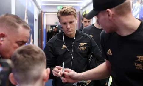 Vì sao Odegaard bị gạch tên khi Arsenal hòa Sporting 2-2?