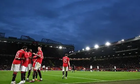 'Song sát' của Man Utd gãy mất một nửa