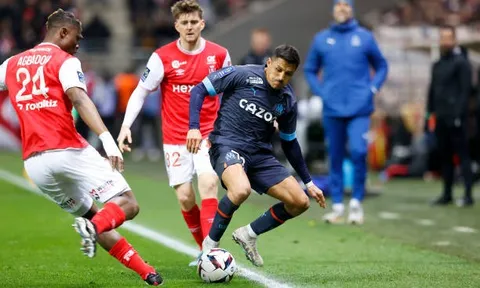 Đang bùng nổ, Balogun nhận đòn đau từ Alexis Sanchez