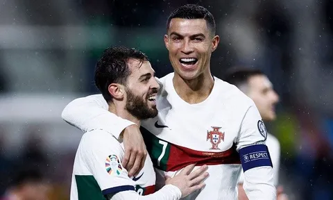 Ronaldo ghi 2 bàn bằng chân trái, Bồ Đào Nha thắng hủy diệt