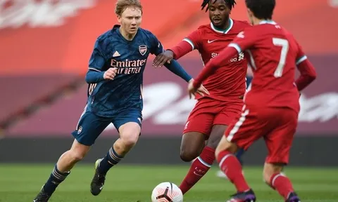 Arsenal thưởng lớn cho Hendry-Francis