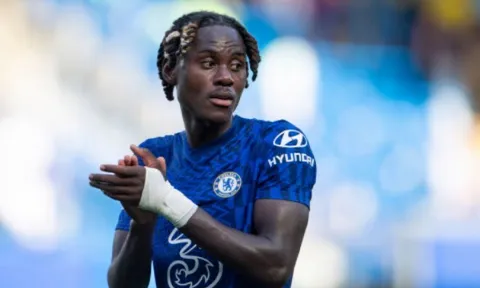 Trevoh Chalobah giúp Chelsea tạm quên Jules Kounde