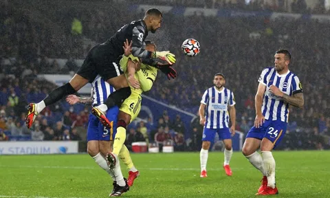 Sự cố hy hữu! Trung vệ Gabriel bay mất răng trong trận hòa của Arsenal