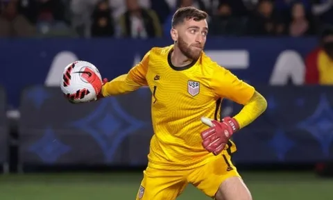 Thủ môn Arsenal gây bất ngờ ở quê nhà