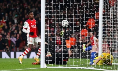 Paddy Kenny đã đúng, Arsenal không nên tin vào sát thủ vòng cấm
