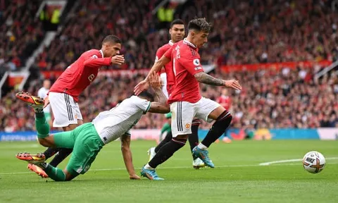 Hậu vệ M.U nghĩ rằng Newcastle nên được hưởng penalty