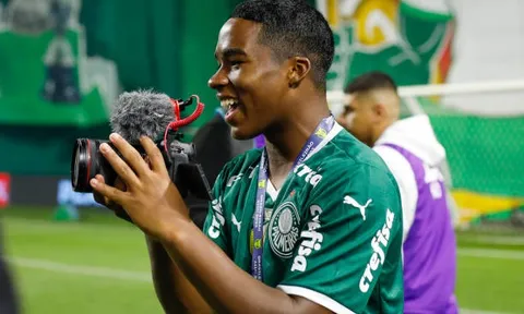"Cậu ấy giống Ronaldo, có thể chơi cho bất kỳ đội bóng lớn nào"