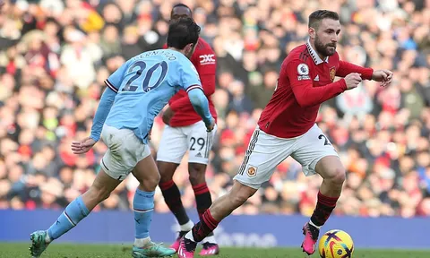 Rõ lý do Luke Shaw liên tục đá trung vệ